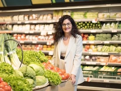 Rosa Carabel, consejera delegada de Eroski, en un supermercado de la marca en Elorrio (Bizcaia).