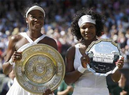 Las hermanas Williams, Venus y Serena, muestran sus trofeos
