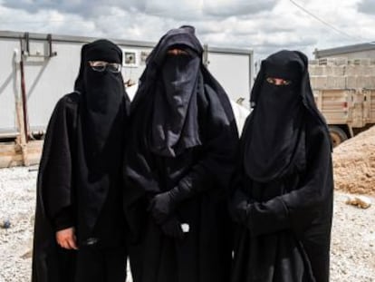 España se resiste a decidir sobre las mujeres localizadas en Siria y los 16 menores que tienen a cargo