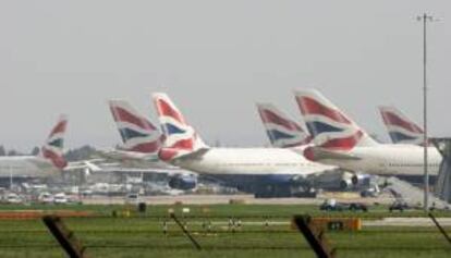 Vista de un grupo de aviones aparcados en el aeropuerto de Heathrow en Londres, Reino Unido. EFE/Archivo