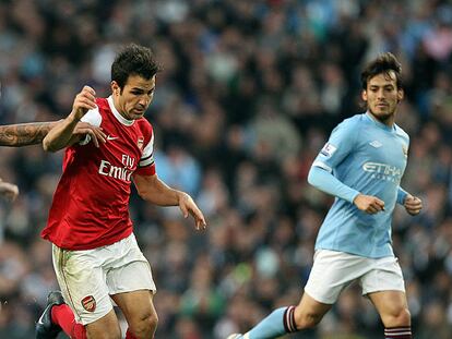 Cesc conduce el balón ante la mirada de Silva.