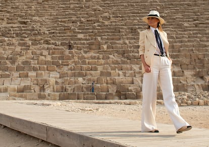 Melania en Egipto con un vestuario que recordaba a Bellocq, el nazi de 'Indiana Jones y el arca perdida'.