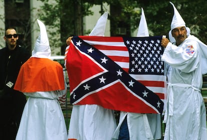 Jeffrey Barry (derecha), líder del Klu Klux Klan, el grupo de blancos supremacistas, lidera en 1999 una marcha a las afueras de un juzgado de Nueva York con una bandera que combina la estadounidense y la confederada