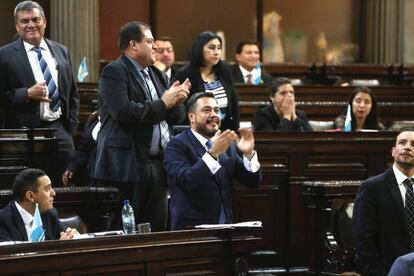 Diputados celebran que la mayor&iacute;a decidiera no retirar la inmunidad del presidente de Guatemala, Jimmy Morales.