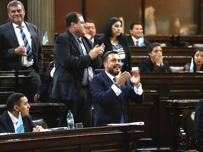Diputados celebran que la mayor&iacute;a decidiera no retirar la inmunidad del presidente de Guatemala, Jimmy Morales.