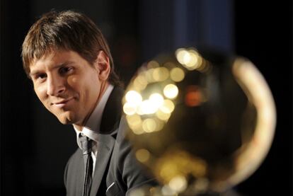 Leo Messi posa con el Balón de Oro 2009.