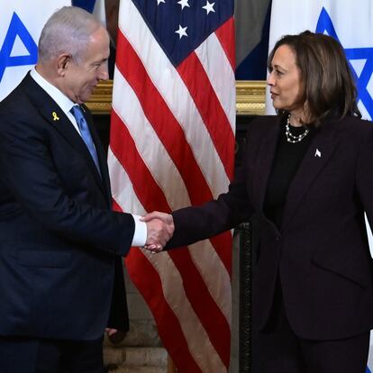 Washington (United States), 25/07/2024.- Israel Prime Minister Benjamin Netanyahu (L) shakes hands with US Vice President Kamala Harris (R) during a meeting in the Vice President's Ceremonial Office on the White House complex in Washington, DC, 25 July 2024. US President Joe Biden also hosted Israeli Prime Minister Netanyahu the day after Netanyahu delivered an address to a joint meeting of the US Congress. EFE/EPA/KENNY HOLSTON / POOL
