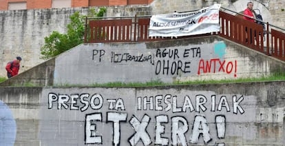 Pintada a favor del acercamiento de los presos de ETA, en Agurain.
