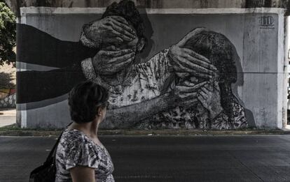 Mural pintado por artistas locais retratando fatos violentos dos últimos meses.