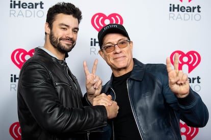 Kris Van Damme e seu pai, Jean-Claude Van Damme, na premiação iHeartRadio Podcast na Califórnia, em janeiro de 2020.