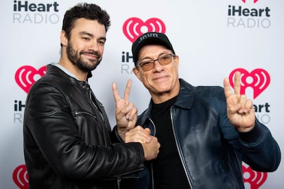 Kris Van Damme y su padre, Jean-Claude Van Damme, en los premios iHeartRadio Podcast Awards en California en enero de 2020.