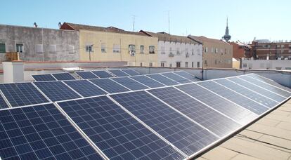 Instalación de autoconsumo compartido realizada por Iberdrola en el distrito de Retiro, en Madrid.