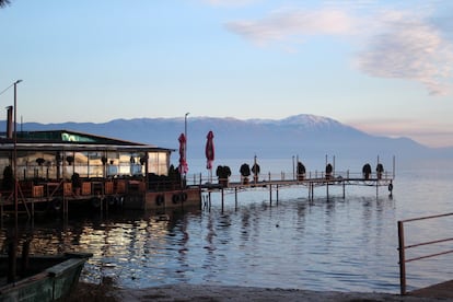 En Struga, municipalidad ribereña, centenares de construcciones ocupan la ribera de este a oeste, del hotel Europa al complejo Aquarius Beach. La mayor parte de apartamentos y bares, a menos de 100 metros del lago, se construyeron con el beneplácito del Gobierno pese a ser un terreno protegido