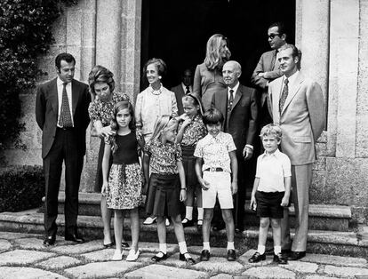 Los entonces príncipes de España, Juan Carlos y Sofía, acompañados de sus hijos, las infantas Elena, Cristina y Felipe, visitan al jefe del Estado, Francisco Franco, y su esposa Carmen Polo, en su residencia veraniega del Pazo de Meirás. Les acompañan el embajador de España en Suecia, Alfonso de Borbón, y su esposa Carmen Martínez Bordiú, Gonzalo de Borbón y los nietos menores de Francisco Franco, Arancha y Jaime Martínez Bordiú, en 1972.