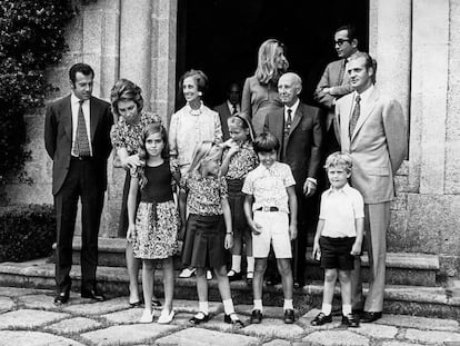 Los entonces príncipes de España, Juan Carlos y Sofía, acompañados de sus hijos, las infantas Elena, Cristina y Felipe, visitan al jefe del Estado, Francisco Franco, y su esposa Carmen Polo, en su residencia veraniega del Pazo de Meirás. Les acompañan el embajador de España en Suecia, Alfonso de Borbón, y su esposa Carmen Martínez Bordiú, Gonzalo de Borbón y los nietos menores de Francisco Franco, Arancha y Jaime Martínez Bordiú, en 1972.