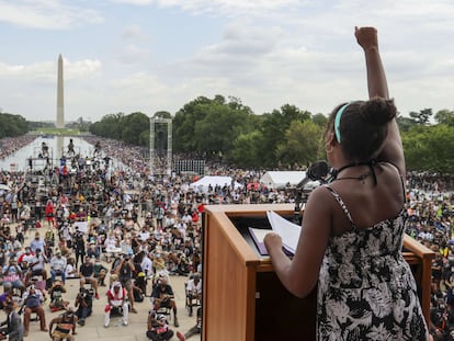 Yolanda Renee King, nieta del reverendo Martin Luther King Jr, alza su puño mientras habla en la Gran Marcha de Martin Luther King contra el racismo, en Washington D.C.