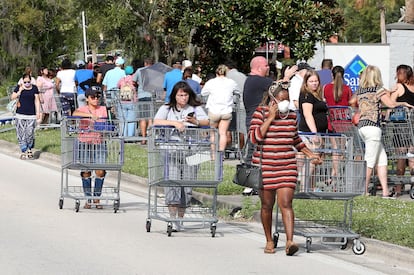 Lines at a supermarket in Kissimmee (Florida) this Sunday to prepare for the arrival of tropical storm Ian.
