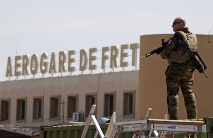 Un soldado franc&eacute;s vigila en el interior de una base a&eacute;rea situada cerca de Bamako, capital de Mal&iacute;.