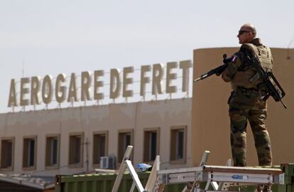Un soldado francés vigila en el interior de una base aérea situada cerca de Bamako, capital de Malí.