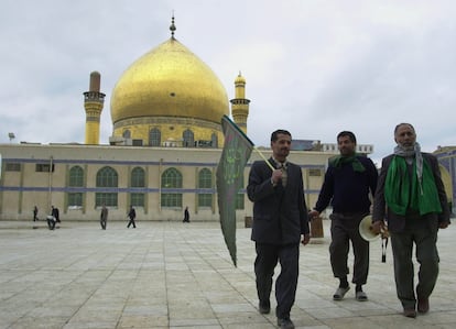 Un grupo de iraquíes pasan por la mezquita chií de Al Askari, en la ciudad de Samarra (Irak), antes de ser destruido. Este santuario, construido en el 994, albergaba los restos del décimo y el undécimo imán chií, motivo por el que se le conocía como el Mausoleo de los Imanes.