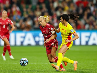 Perth (Australia), 22/07/2023.- Pernille Harder of Denmark is tackled by Lina Yang of China during the FIFA Women's World Cup 2023 soccer match between Denmark and China at Perth Rectangular Stadium in Perth, Australia, 22 July 2022. (Mundial de Fútbol, Dinamarca) EFE/EPA/RICHARD WAINWRIGHT AUSTRALIA AND NEW ZEALAND OUT
