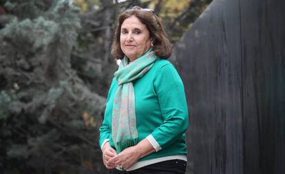 Elena Jimenez Pulmariño, ex-alcaldesa del pueblo de Venturada (CAM) elegida hace 40 años posando en el Paseo de la Castellana.