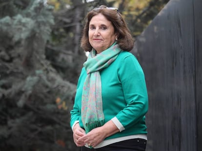 Elena Jimenez Pulmariño, ex-alcaldesa del pueblo de Venturada (CAM) elegida hace 40 años posando en el Paseo de la Castellana.