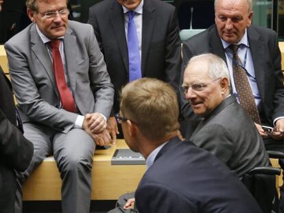 El ministro alemán de Finanzas, Wolfgang Schäuble (segundo derecha), conversa con varios homólogos antes del inicio del Eurogrupo.