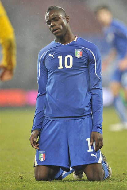 El jugador de la selección italiana, Mario Barwuah Balotelli, durante el partido internacional amistoso, contra Rumanía.