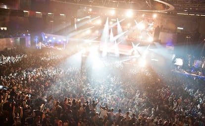 Miles de personas en la pista del Madrid Arena, la noche de la tragedia