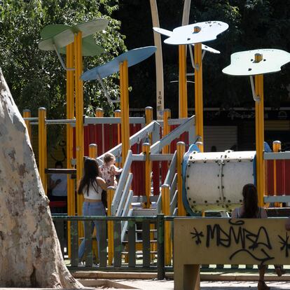 Sevilla/21-06-2020: Varios niños juegan en un parque infantil en la Alameda de Hércules, Sevilla.
FOTO: PACO PUENTES/EL PAIS