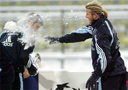 Beckham y Raúl juegan con la nieve ayer en el Olímpico de Múnich.