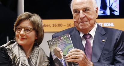 Helmut Kohl y su mujer, en la Feria de Fr&aacute;ncfort.