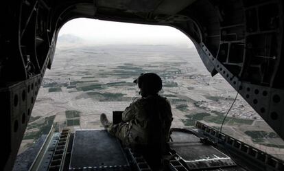 Artillero de un helic&oacute;ptero Chinook del Ej&eacute;rcito de EEUU en misi&oacute;n de transporte de tropas por las bases del sur de Afganist&aacute;n