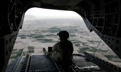 Artillero de un helicóptero Chinook del Ejército de EEUU en misión de transporte de tropas por las bases del sur de Afganistán