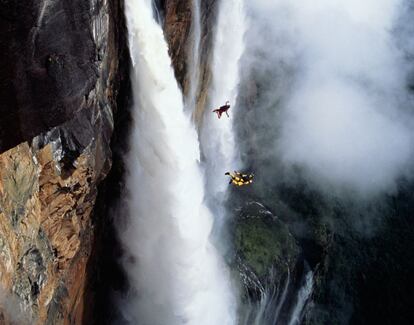 Dos especialistas en salto BASE se lanzan al vacío en la cascada del Salto Ángel, en Venezuela.