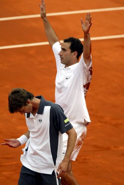 Albert Costa celebra su triunfo en la final de Roland Garros 2002, tras vencer a Juan Carlos Ferrero.