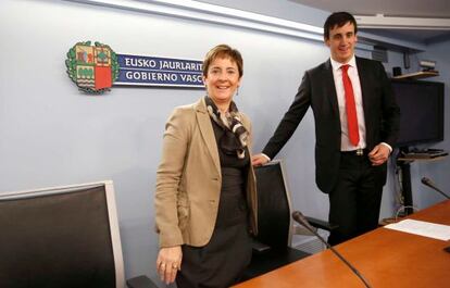 Arantza Tapia y Alex Arriola, en la presentación del plan Renove de maquinaria en San Sebastián.