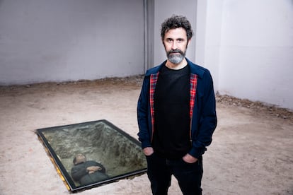 Eugenio Merino expone una figura que representa el cuerpo de Lorca en ‘Ruina’, en la galería Memoria.