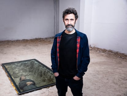 Eugenio Merino expone una figura que representa el cuerpo de Lorca en ‘Ruina’, en la galería Memoria.