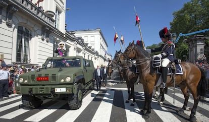 Felipe I de Bélgica saluda a a la guardia montada desde un vehículo militar tras su entronización.