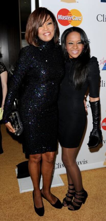 Whitney Houston con su hija Bobbi Kristina, el 12 de febrero de 2011.