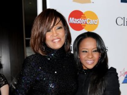 Whitney Houston con su hija Bobbi Kristina, el 12 de febrero de 2011.