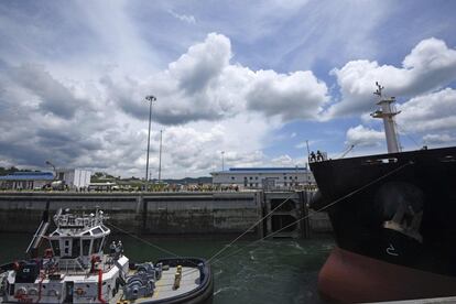 View of the cargo ship Baroque (L) crossing the Agua Clara Locks during the first test of this Panama Canal lock flowing into the Atlantic Ocean, near Colon, 90 km from Panama City on June 9, 2016. / AFP PHOTO / RODRIGO ARANGUA