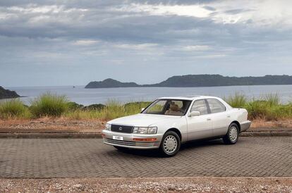 El LS 400 no solo tenía que ser un coche serio, respetable, para adultos. También tenía que parecerlo.