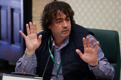 Josep Roqueta, víctima de abusos por parte de un religioso de los maristas, este martes en la comisión de investigación del Parlament sobre abusos en la Iglesia.