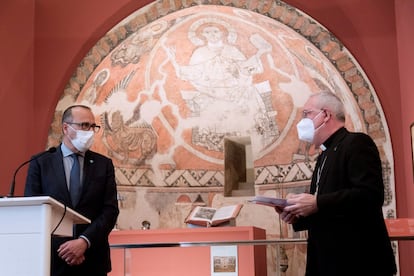 El consejero de Cultura, Felipe Faci y el obispo de Barbastro-Monzón, Ángel Pérez Pueyo, comparecen en el museo diocesano de Barbastro, que está listo para recibir desde Lleida las 111 obras de las parroquias aragonesas.