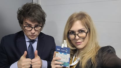 Lilia Lemoine, elegida como diputada, acompañada de Javier Milei.