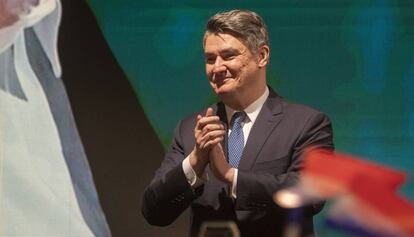 Zoran Milanovic saluda a sus seguidores, este domingo en Zagreb tras conocerse los resultados electorales.
