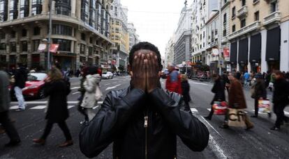 El camerunés Yafar, en la Gran Vía de Madrid, el pasado 28 de diciembre. / carlos rosillo (EL PAÍS)